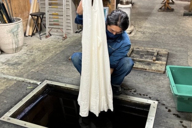 藍染の作業をしている画像