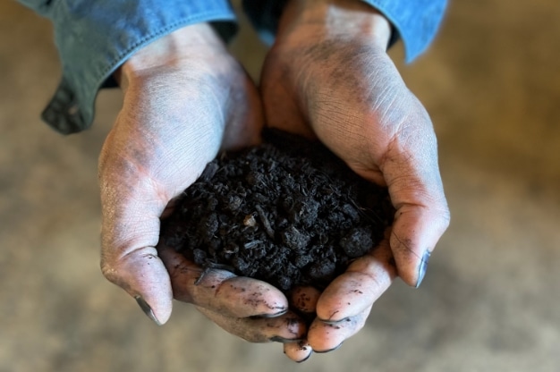 天然藍の染料、「すくも」の画像